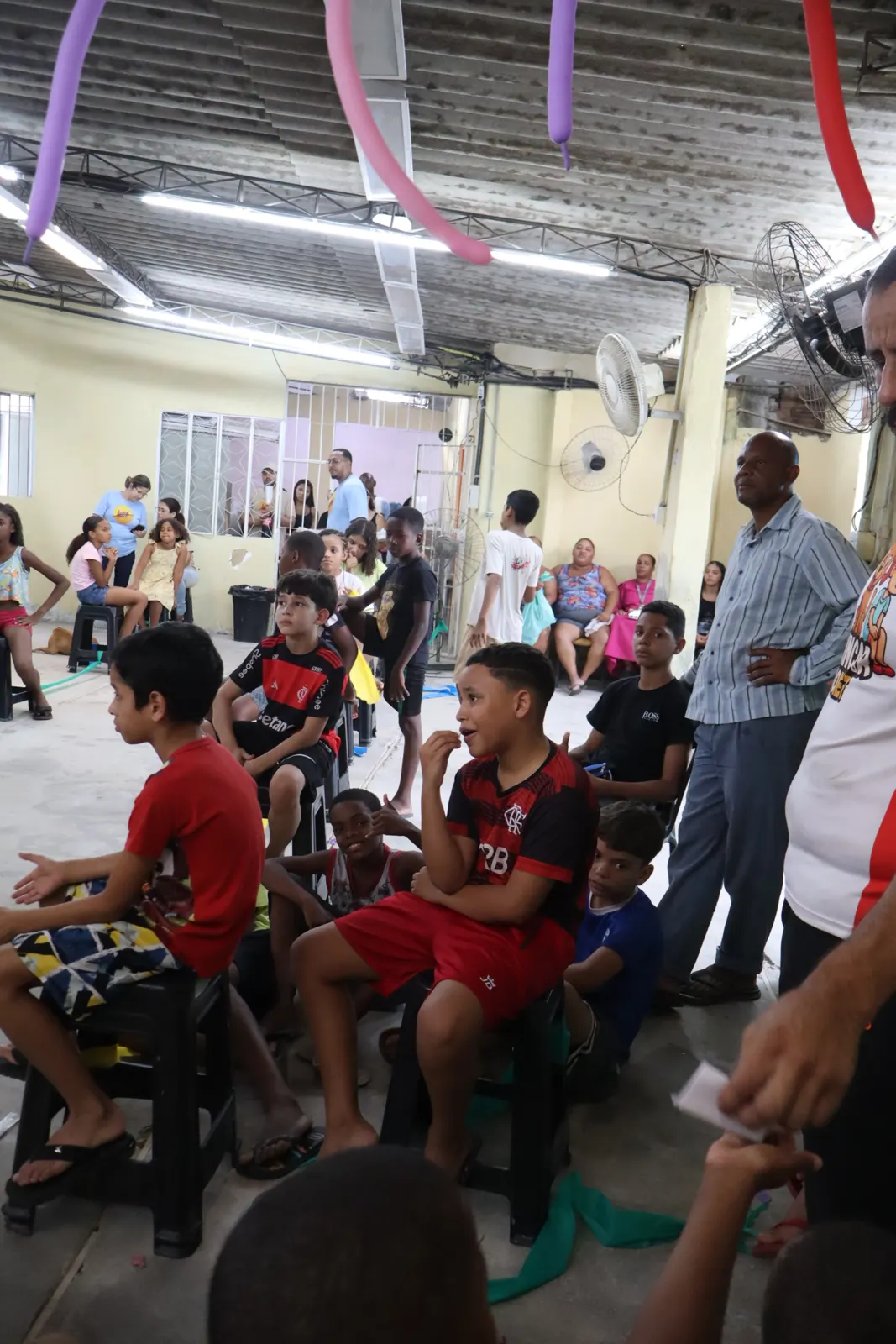Salão do Projeto Abba cheio de crianças e famílias no encerramento da festa